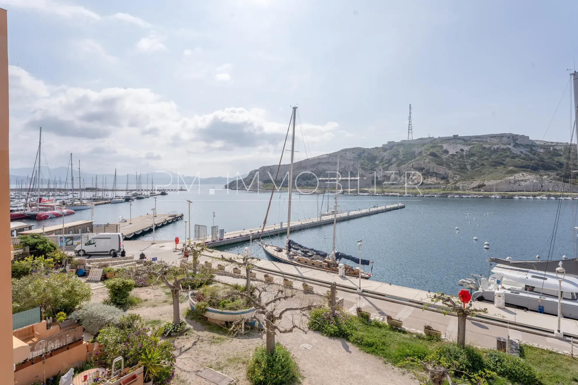 Appartement de 22 m² avec terrasse et vue mer sur l'île du Frioul à Marseille 