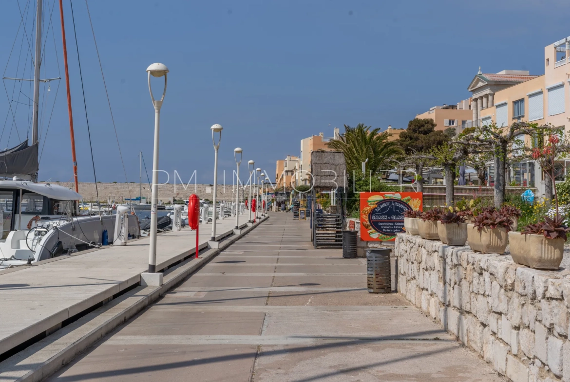 Appartement de 22 m² avec terrasse et vue mer sur l'île du Frioul à Marseille 