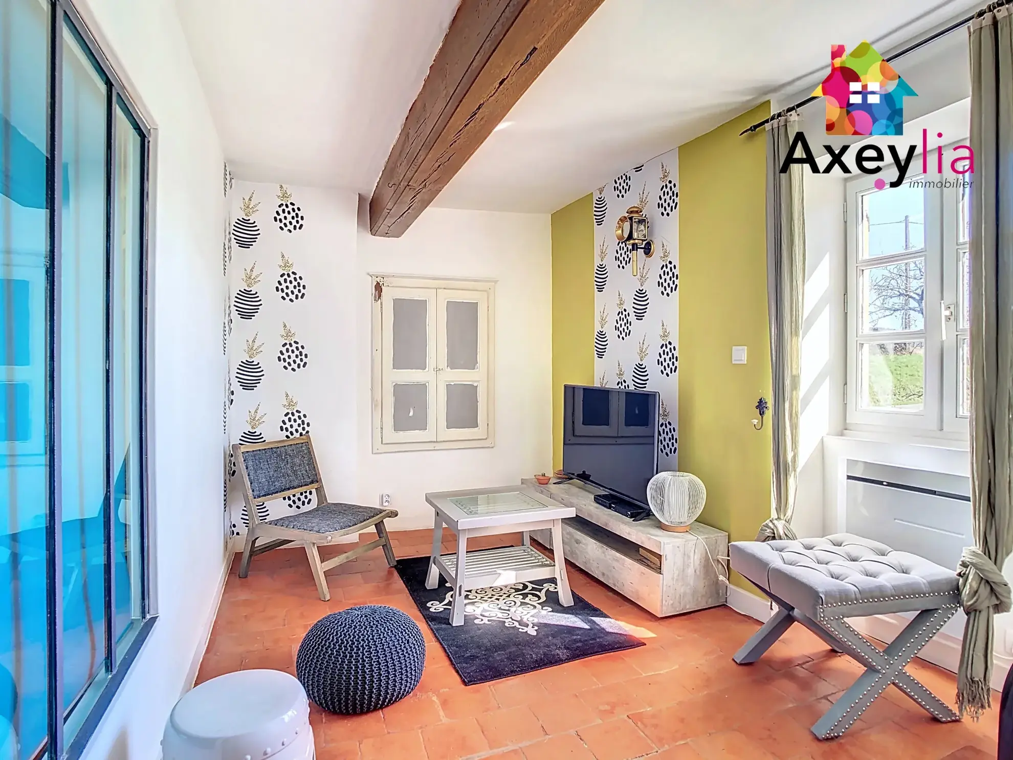 Maison rénovée avec grand terrain à Saint-Julien-de-Civry - 1300 m² 