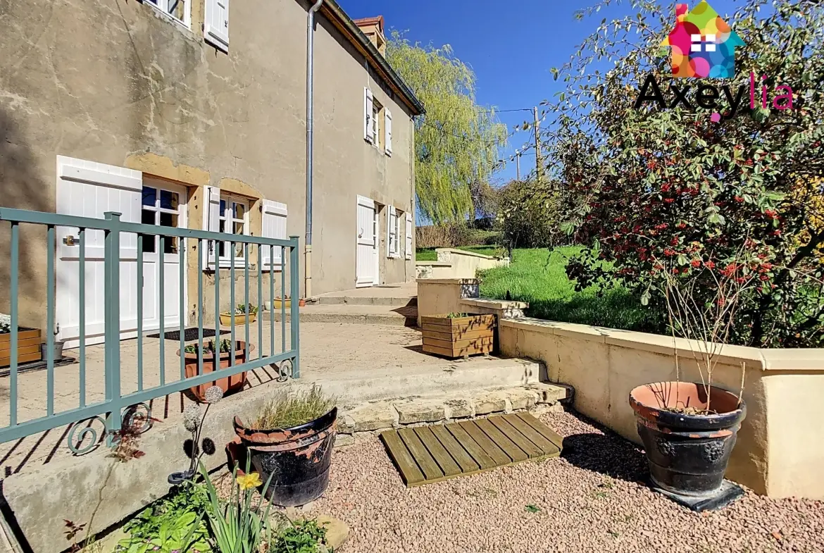 Maison rénovée avec grand terrain à Saint-Julien-de-Civry - 1300 m² 