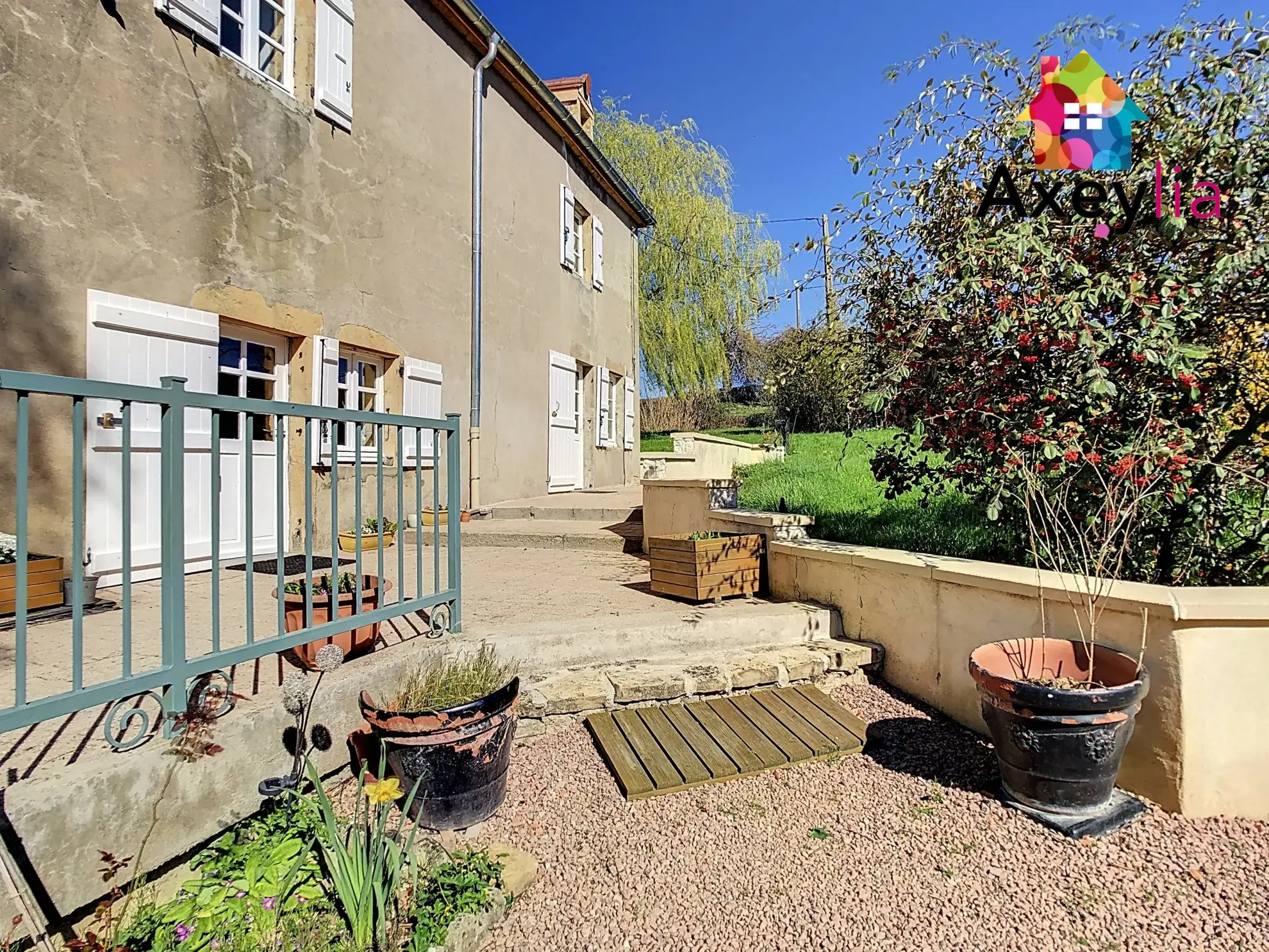 Maison rénovée avec grand terrain à Saint-Julien-de-Civry - 1300 m² 