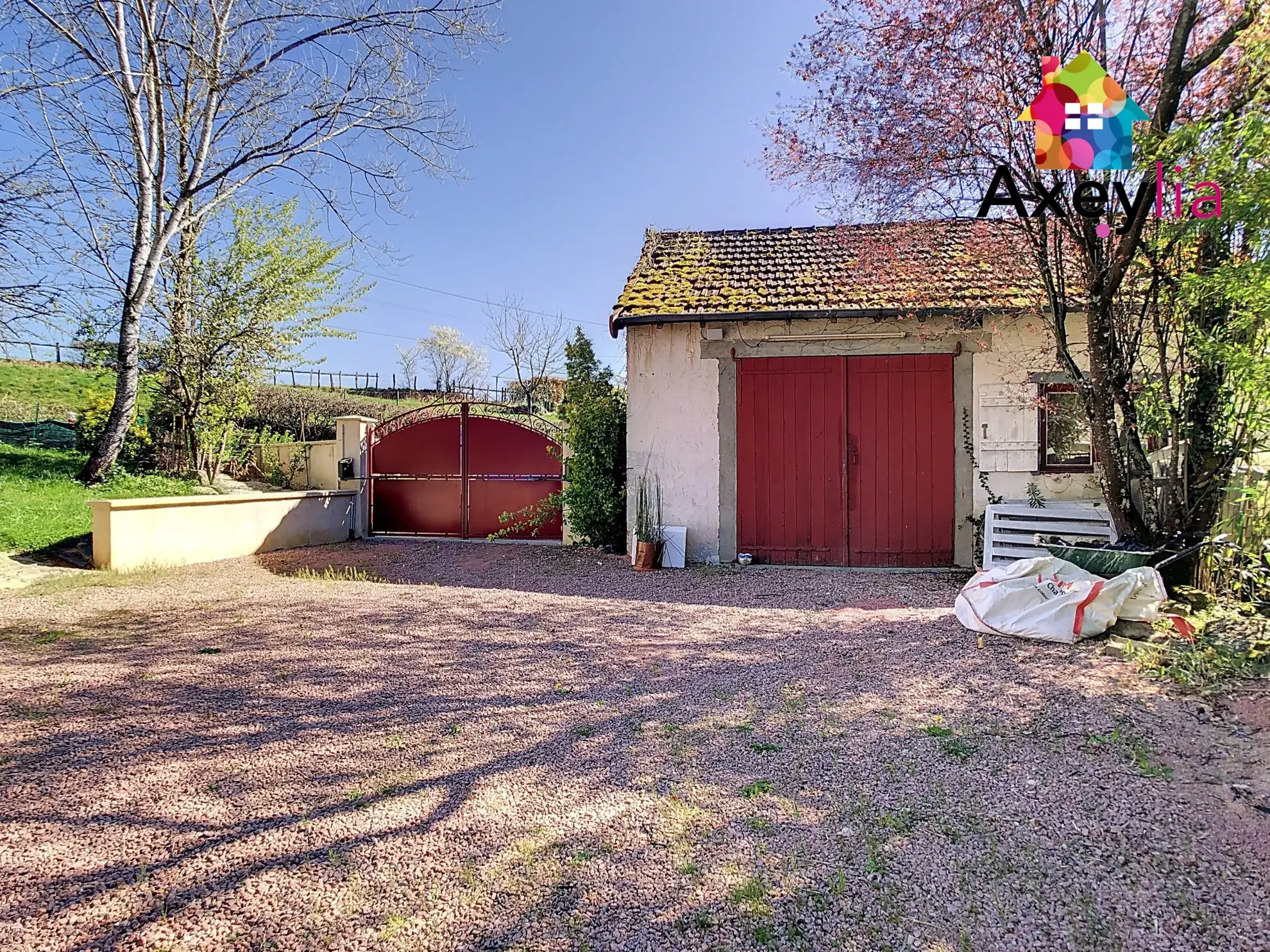 Maison rénovée avec grand terrain à Saint-Julien-de-Civry - 1300 m² 