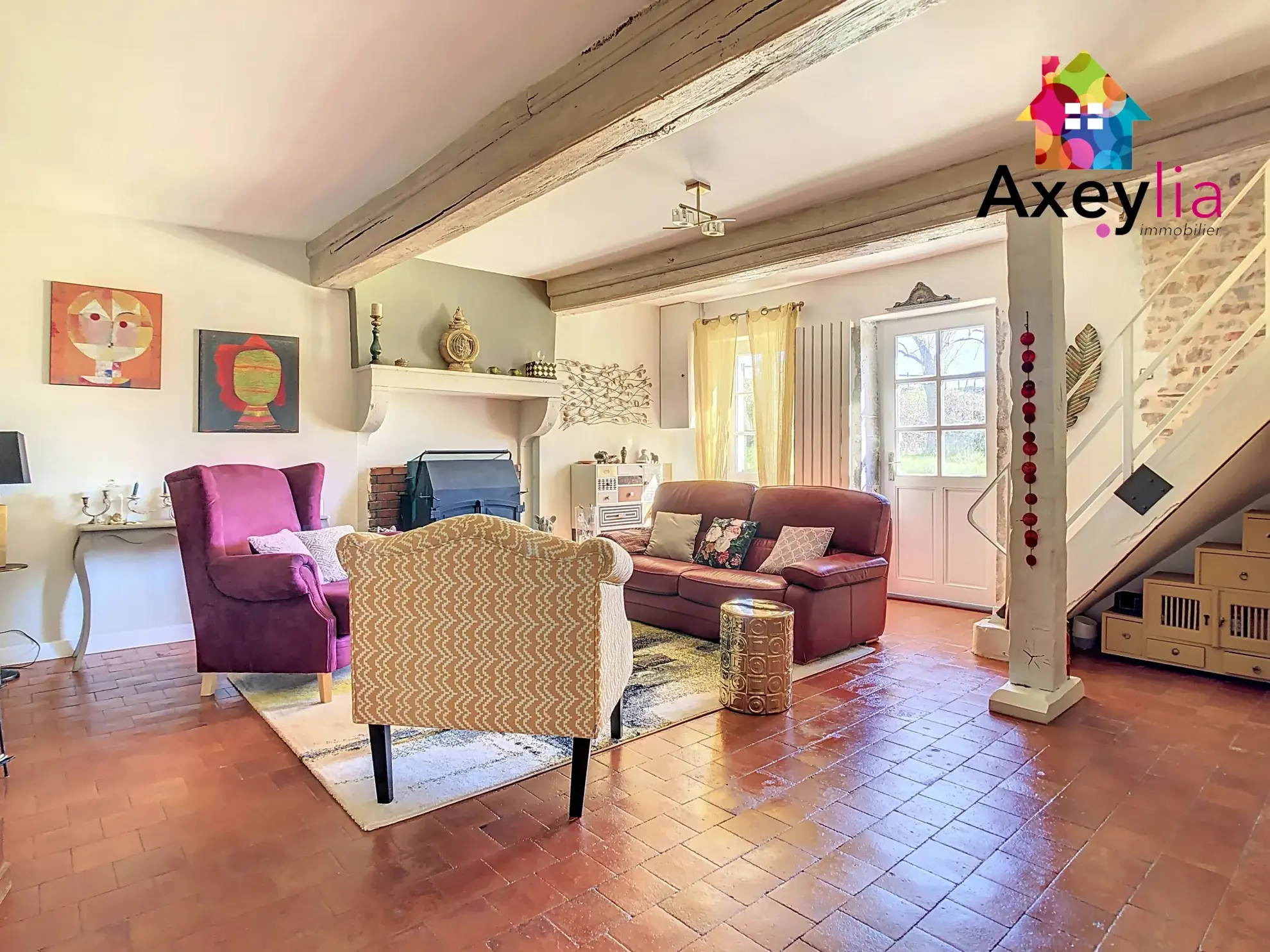 Maison rénovée avec grand terrain à Saint-Julien-de-Civry - 1300 m² 