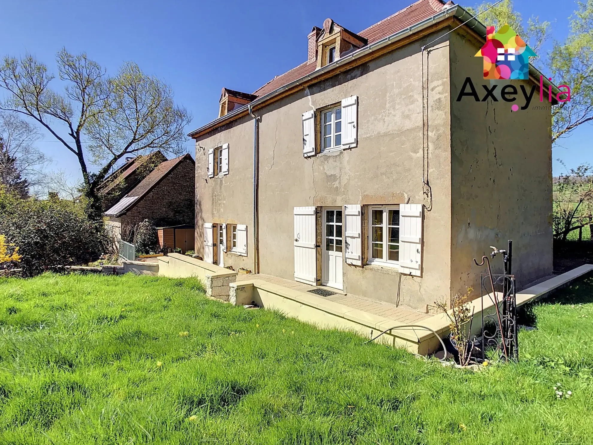 Maison rénovée avec grand terrain à Saint-Julien-de-Civry - 1300 m² 