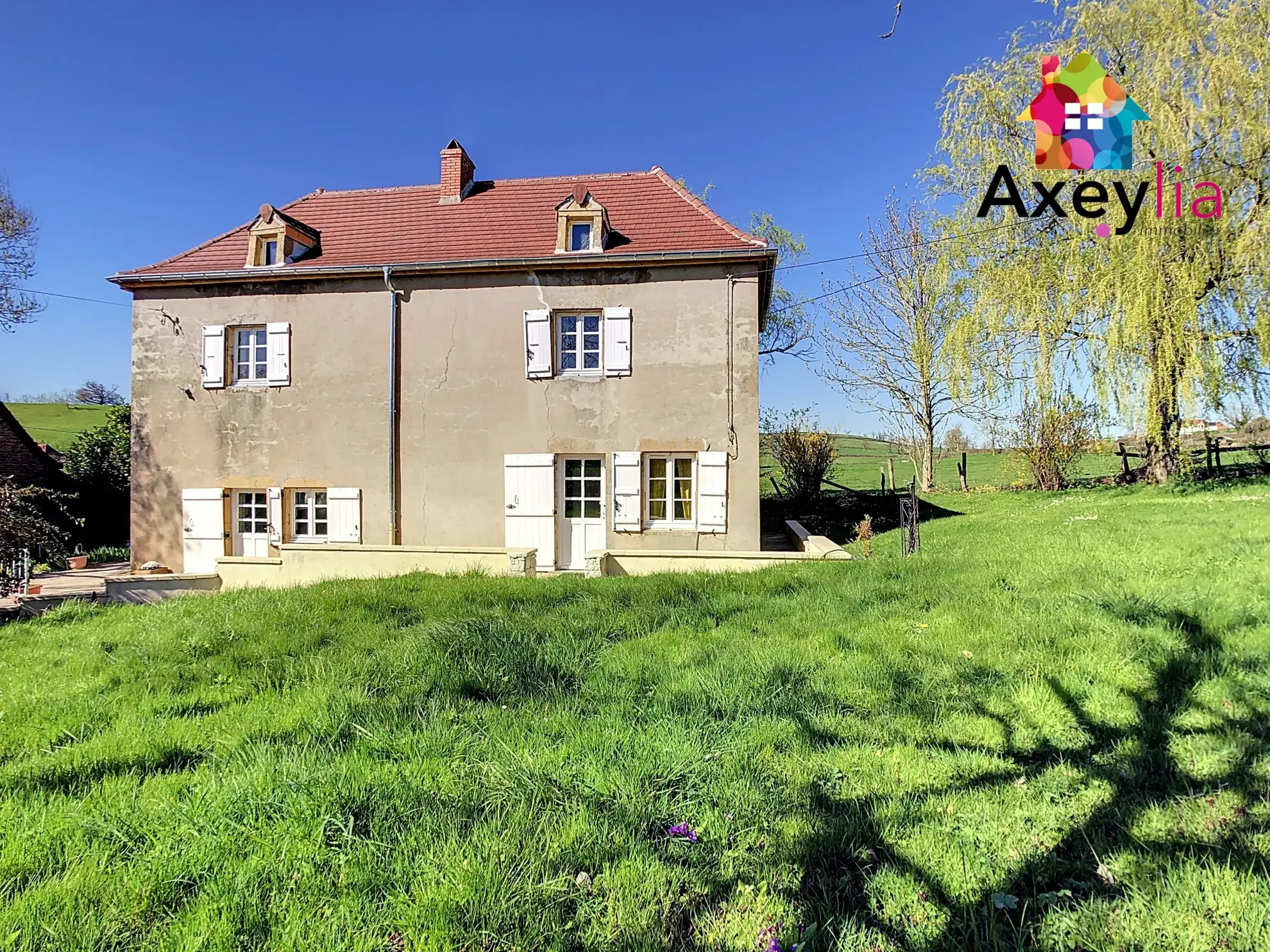 Maison rénovée avec grand terrain à Saint-Julien-de-Civry - 1300 m² 