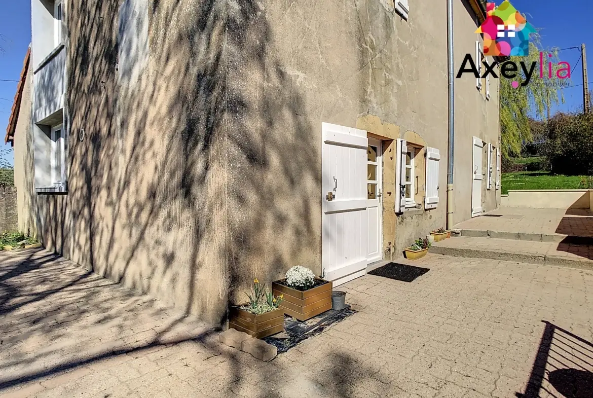 Maison rénovée avec grand terrain à Saint-Julien-de-Civry - 1300 m² 