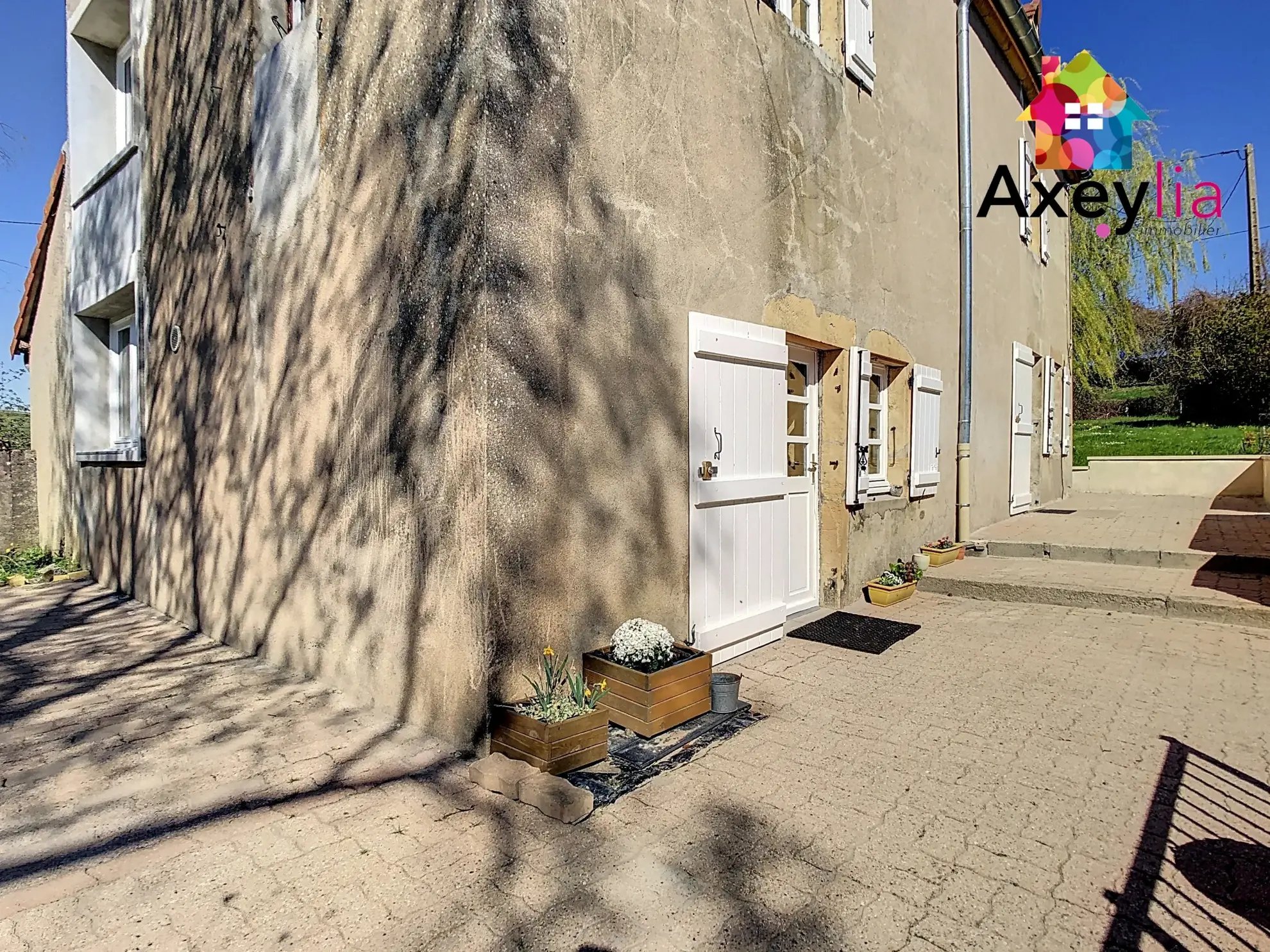 Maison rénovée avec grand terrain à Saint-Julien-de-Civry - 1300 m² 