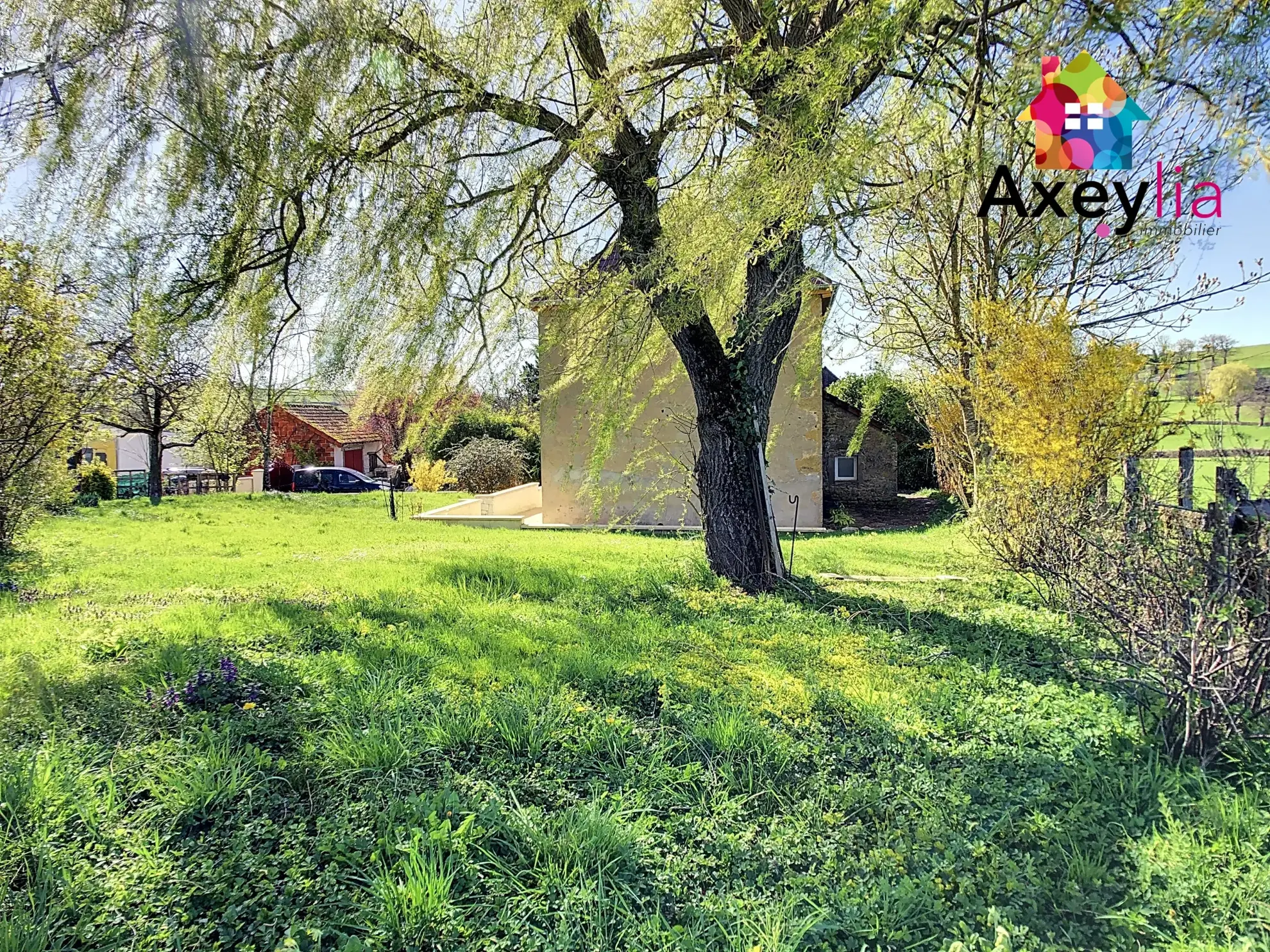Maison rénovée avec grand terrain à Saint-Julien-de-Civry - 1300 m² 