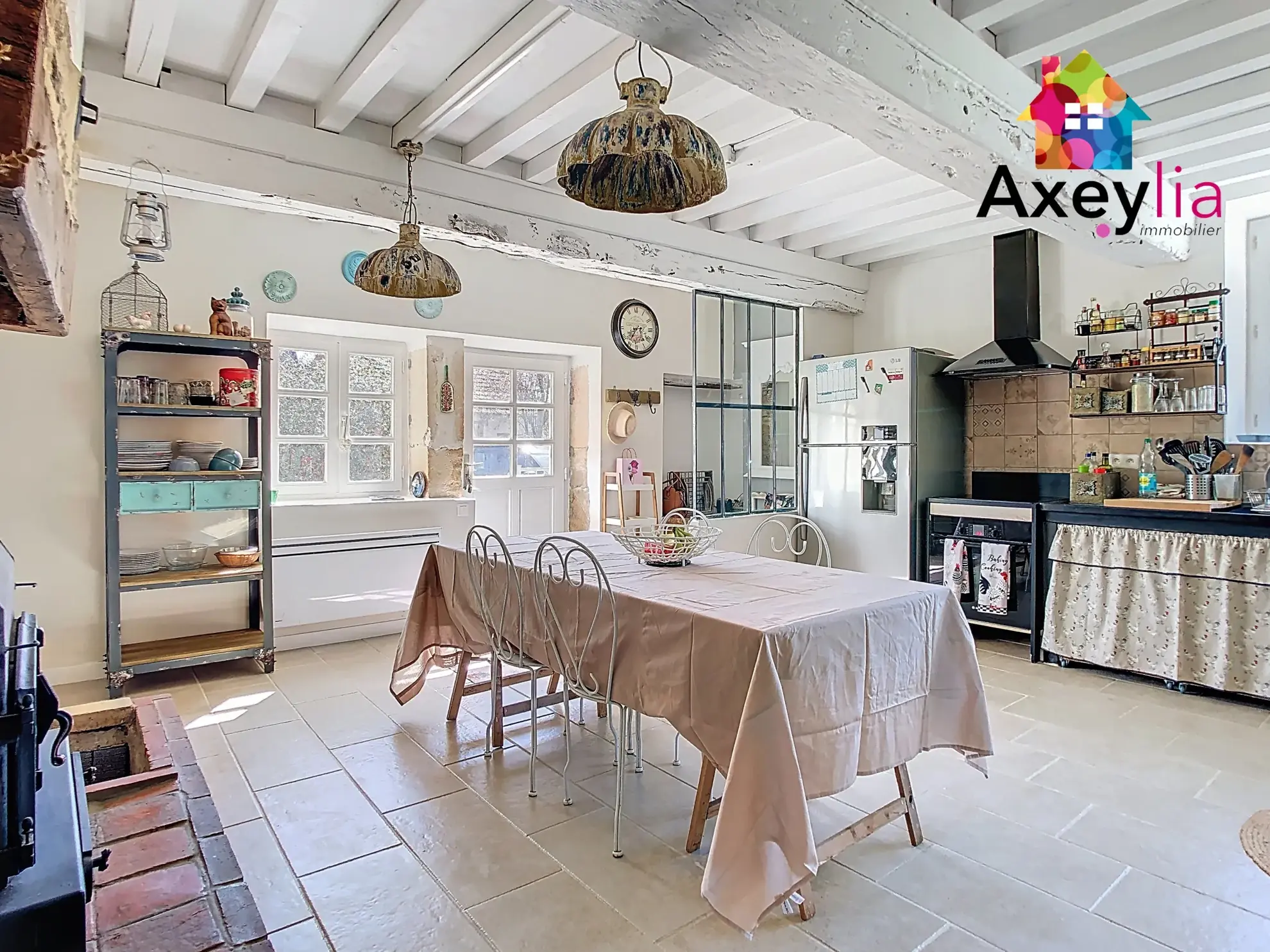 Maison rénovée avec grand terrain à Saint-Julien-de-Civry - 1300 m² 