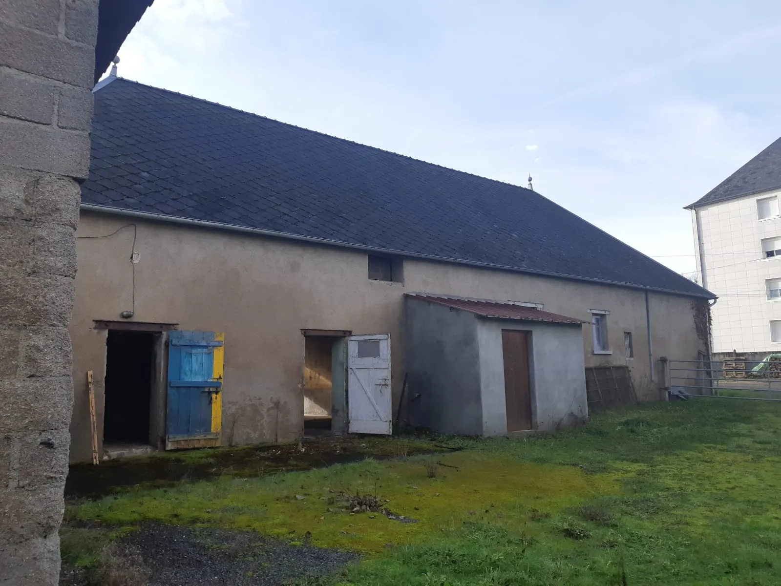 Maison de 102,5 m² avec dépendances sur terrain de 1930 m² à Luzy 