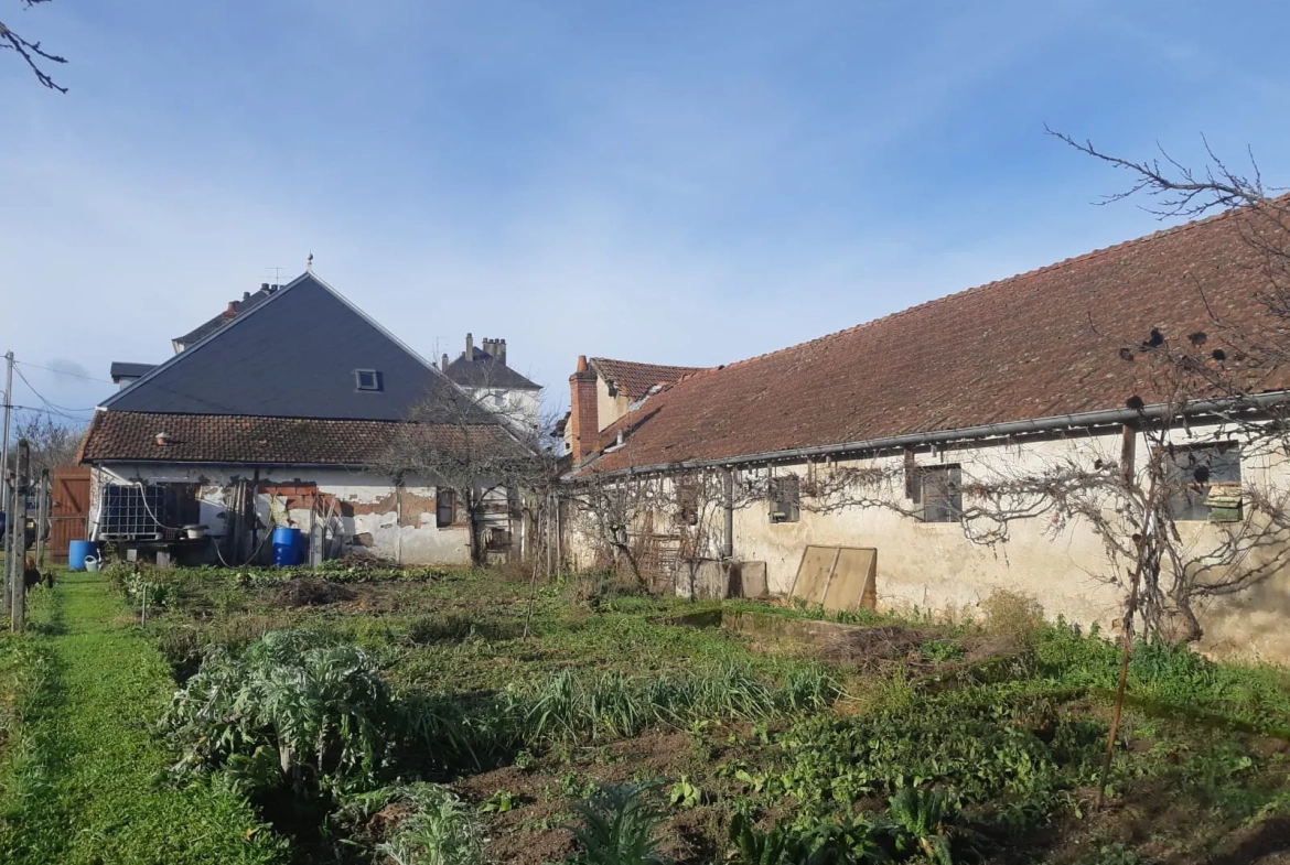 Maison de 102,5 m² avec dépendances sur terrain de 1930 m² à Luzy 