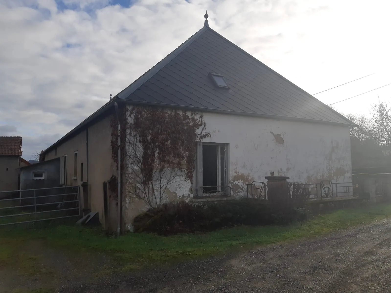 Maison de 102,5 m² avec dépendances sur terrain de 1930 m² à Luzy 