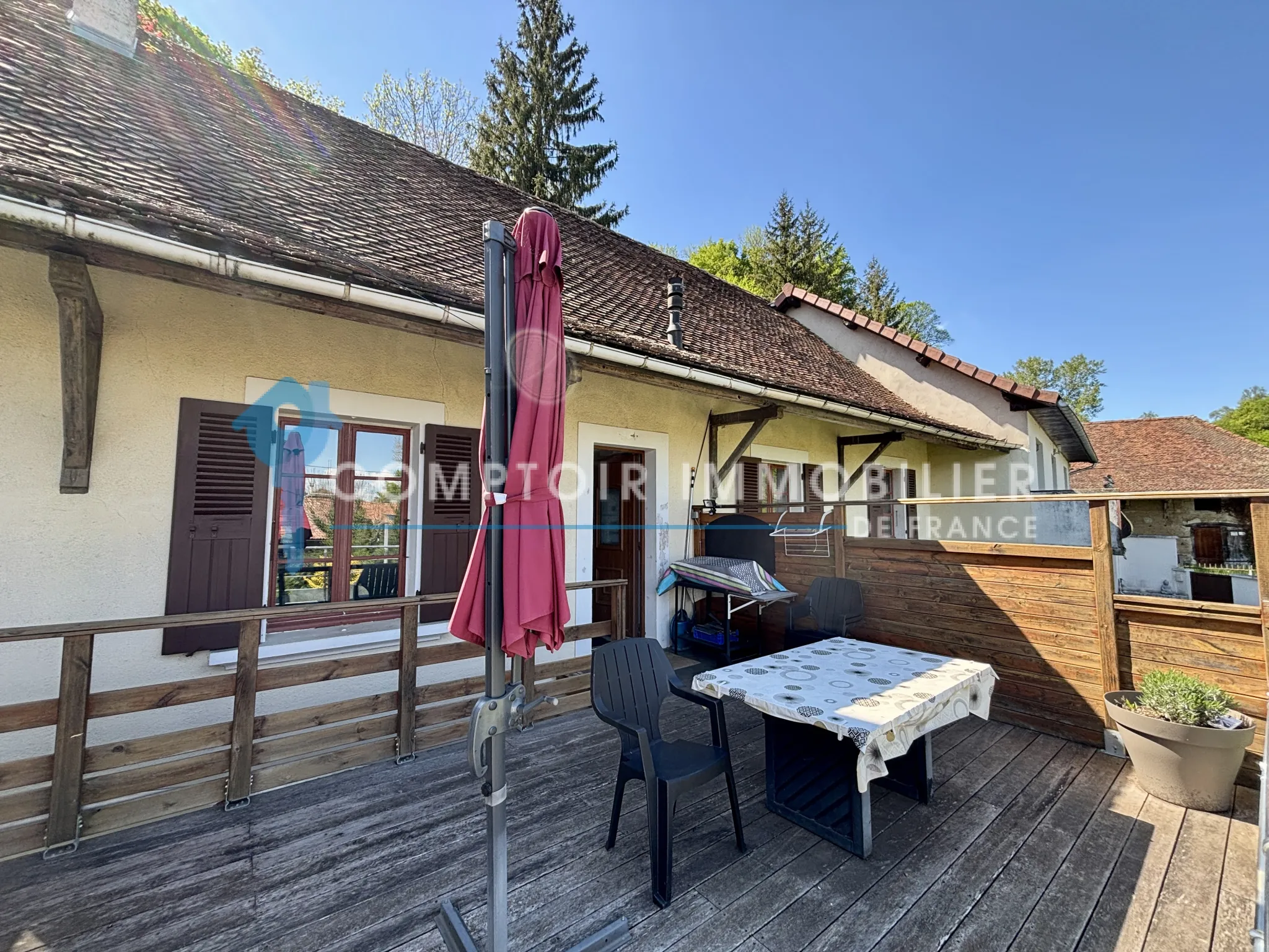 Maison mitoyenne à Paladru de 77 m² avec terrain et potentiel 