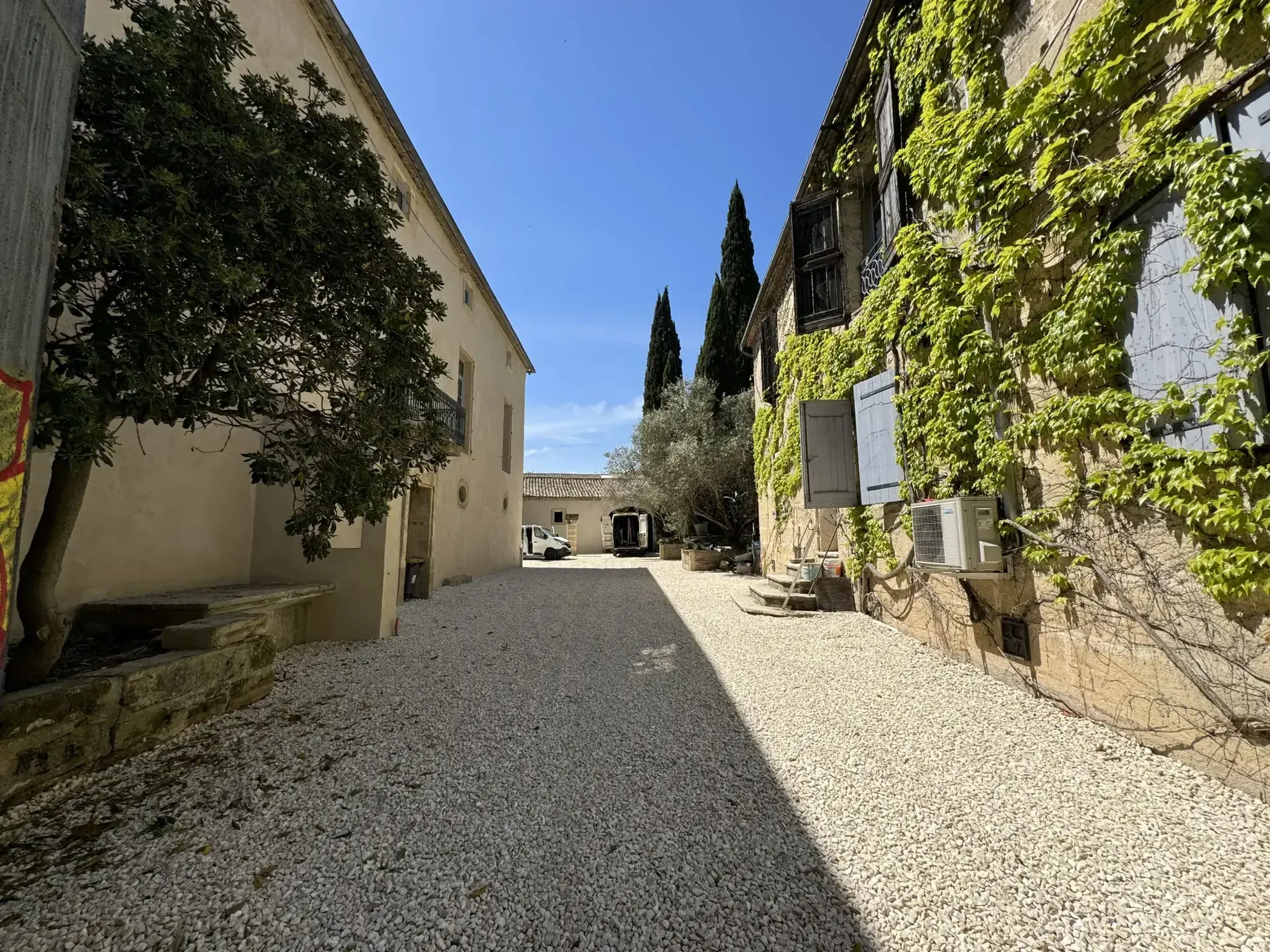 Maison à vendre en hyper-centre de Sommières avec jardin privé 