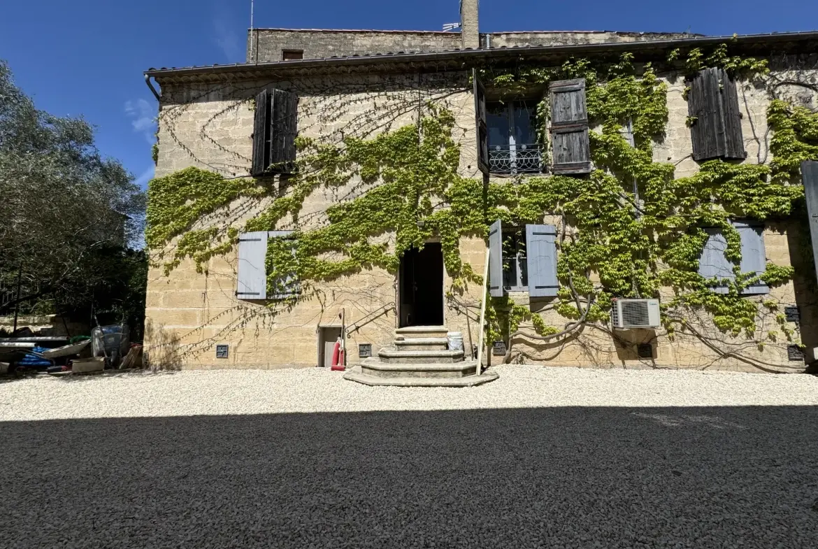Maison à vendre en hyper-centre de Sommières avec jardin privé 