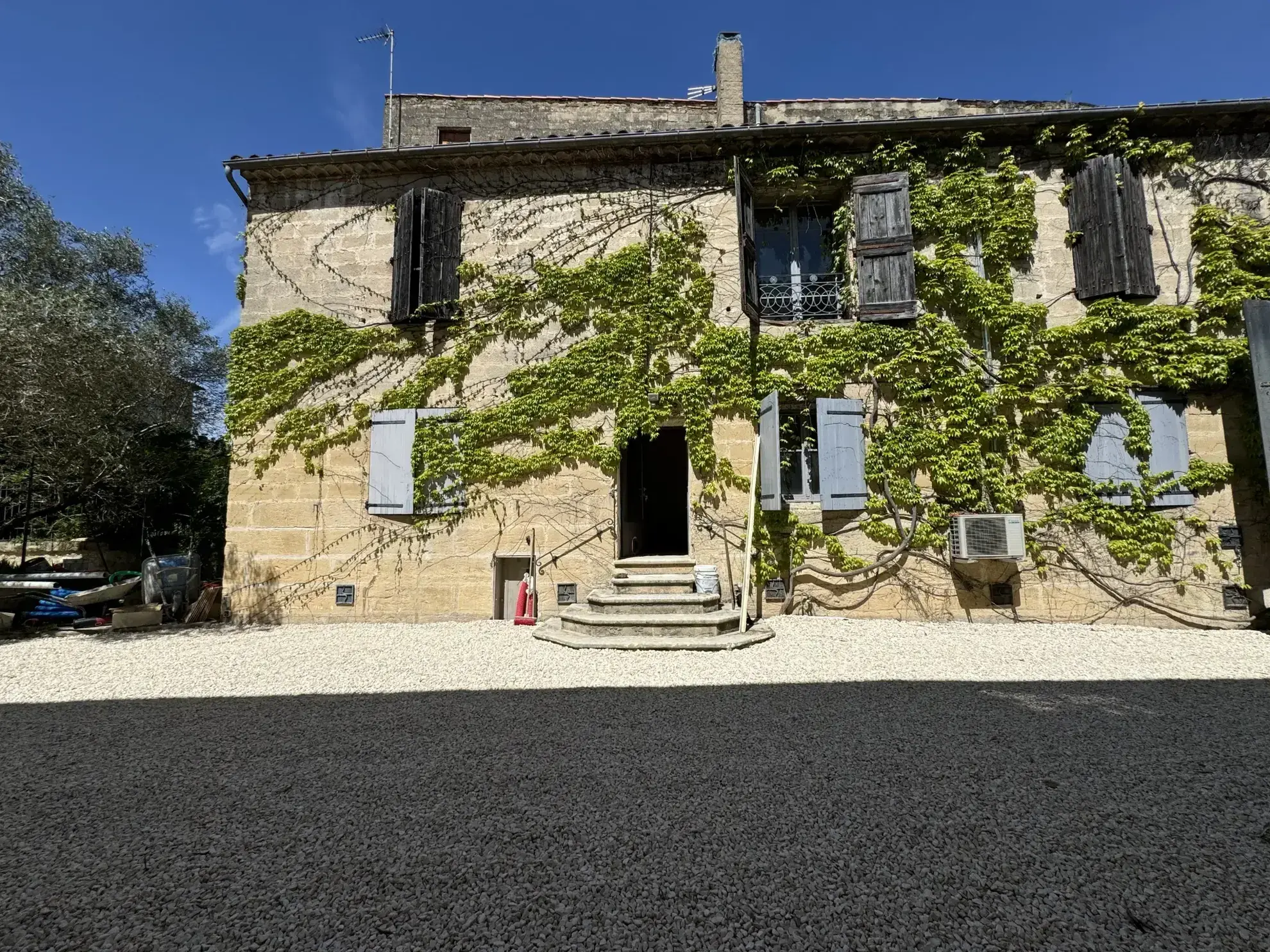 Maison à vendre en hyper-centre de Sommières avec jardin privé 
