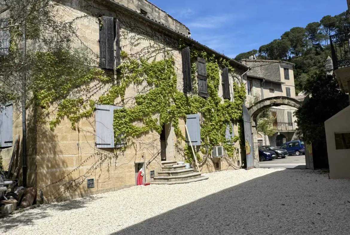 Maison à vendre en hyper-centre de Sommières avec jardin privé 