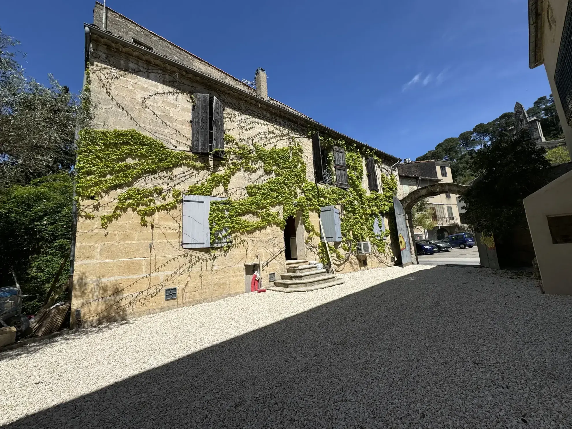 Maison à vendre en hyper-centre de Sommières avec jardin privé 