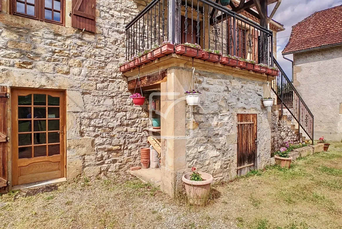 Maison en pierre rénovée à Girac, proche Dordogne dans le Lot - Terrain de 1969 m2 