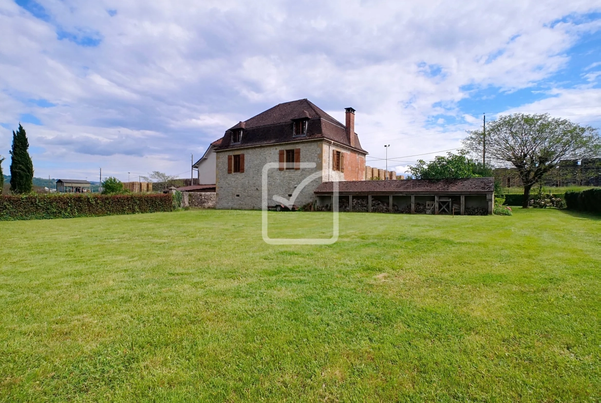 Maison en pierre rénovée à Girac, proche Dordogne dans le Lot - Terrain de 1969 m2 