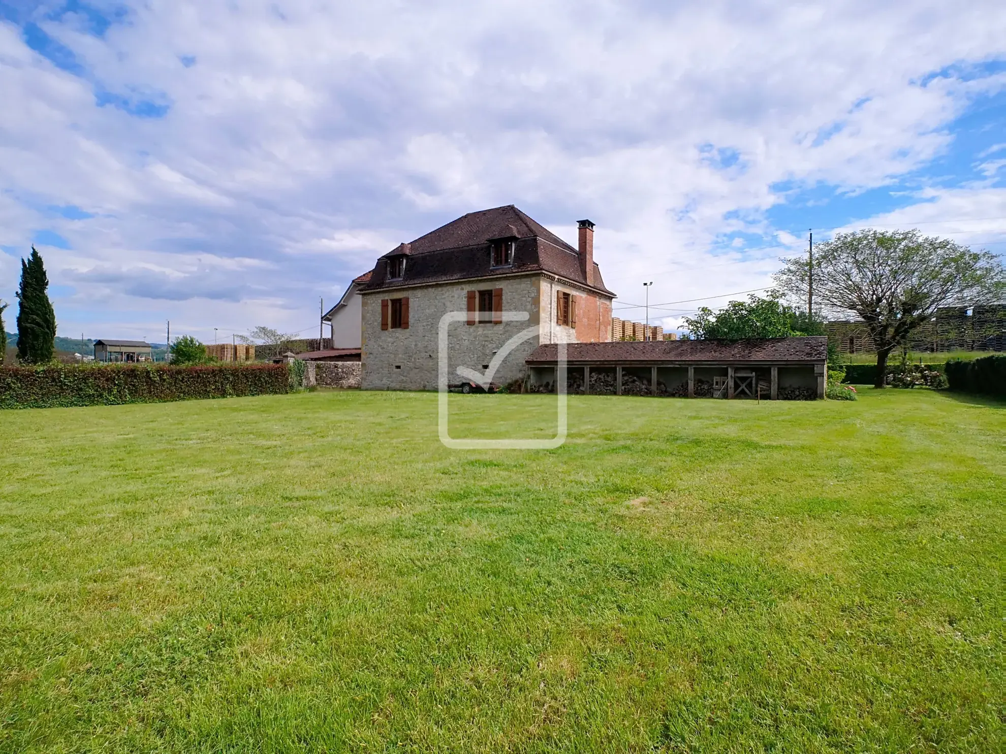Maison en pierre rénovée à Girac, proche Dordogne dans le Lot - Terrain de 1969 m2 