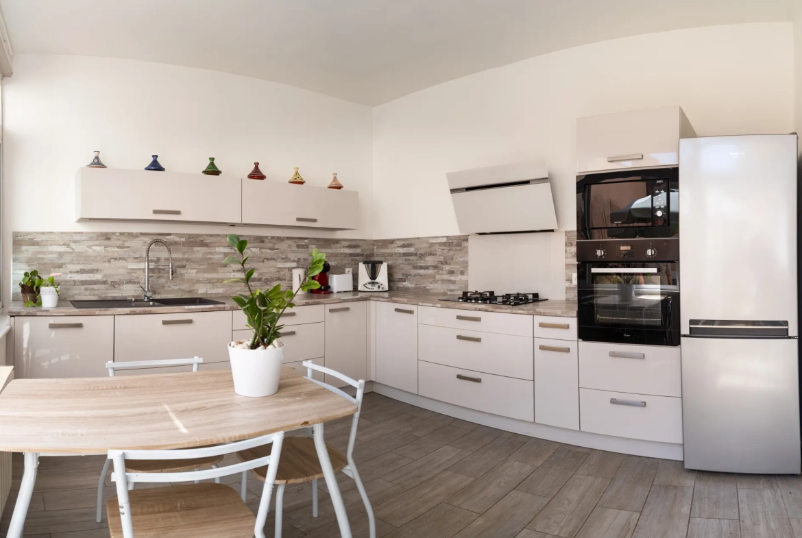 Charmante maison de ville avec 4 chambres, garage et grenier aménageable à Bourg Saint Andéol 