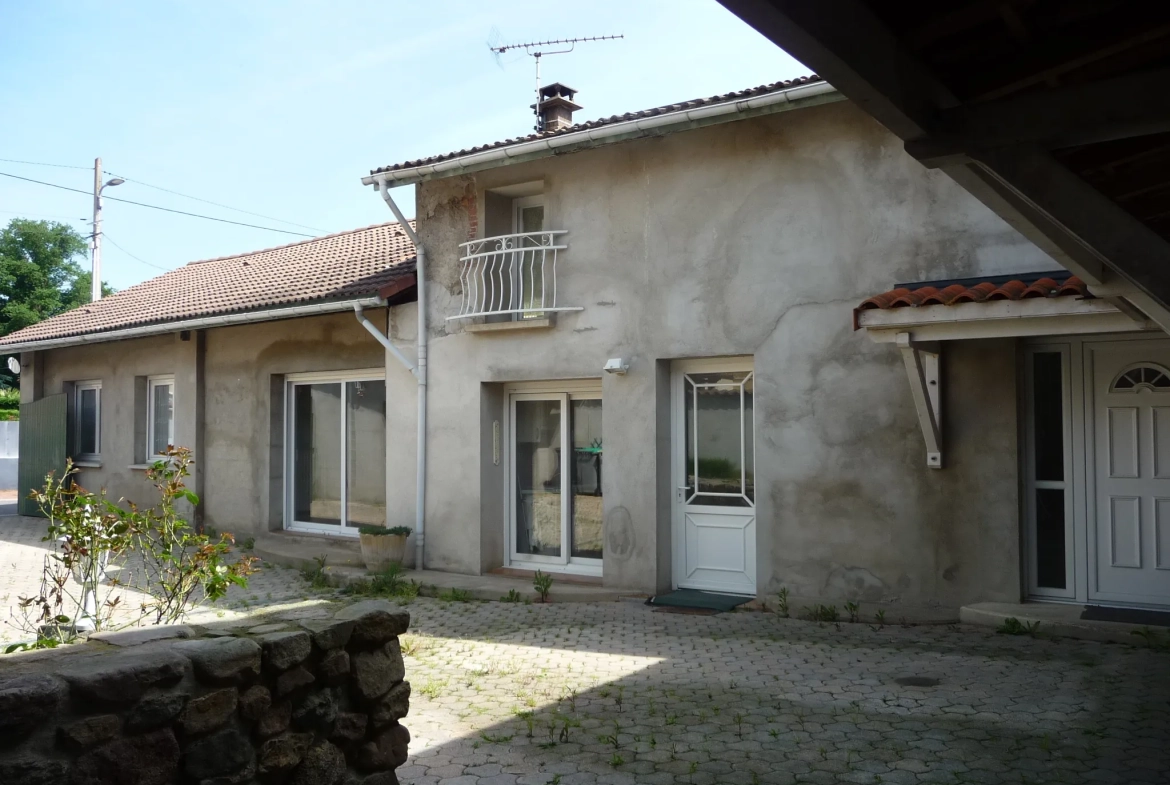 Magnifique maison familiale de 149 m2 à Saint Romain le Puy avec dépendances et jardin 