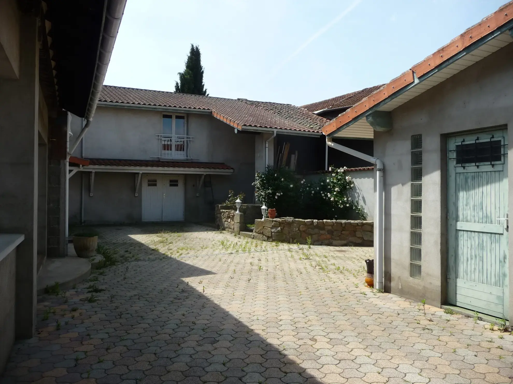 Magnifique maison familiale de 149 m2 à Saint Romain le Puy avec dépendances et jardin 