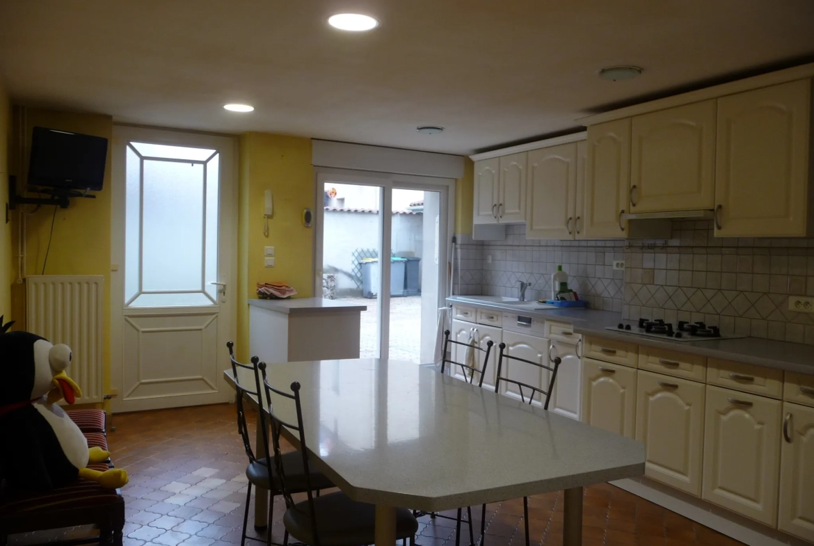 Magnifique maison familiale de 149 m2 à Saint Romain le Puy avec dépendances et jardin 