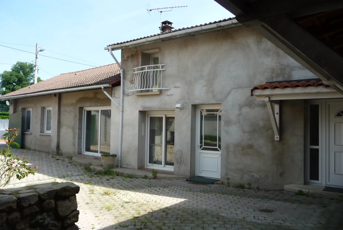 Magnifique maison familiale de 149 m2 à Saint Romain le Puy avec dépendances et jardin 