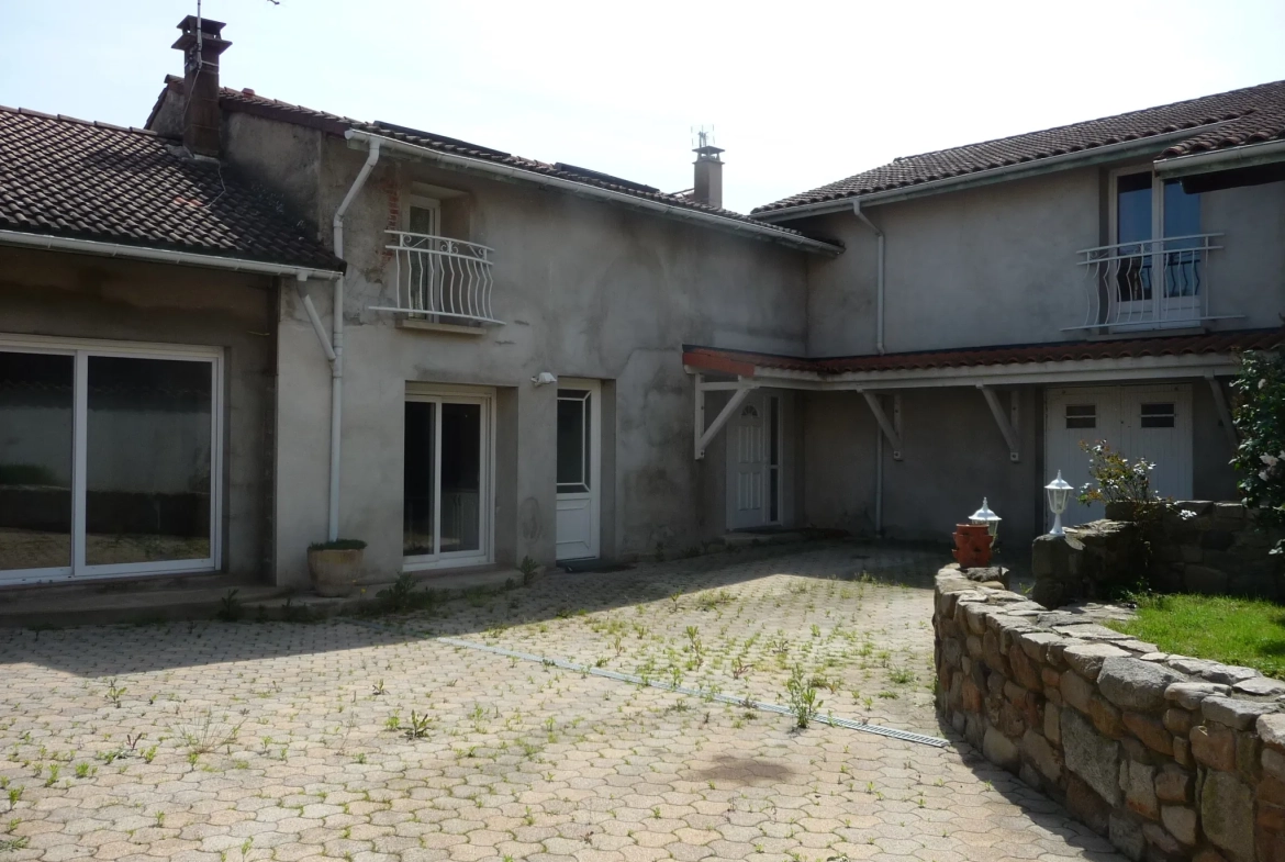 Magnifique maison familiale de 149 m2 à Saint Romain le Puy avec dépendances et jardin 