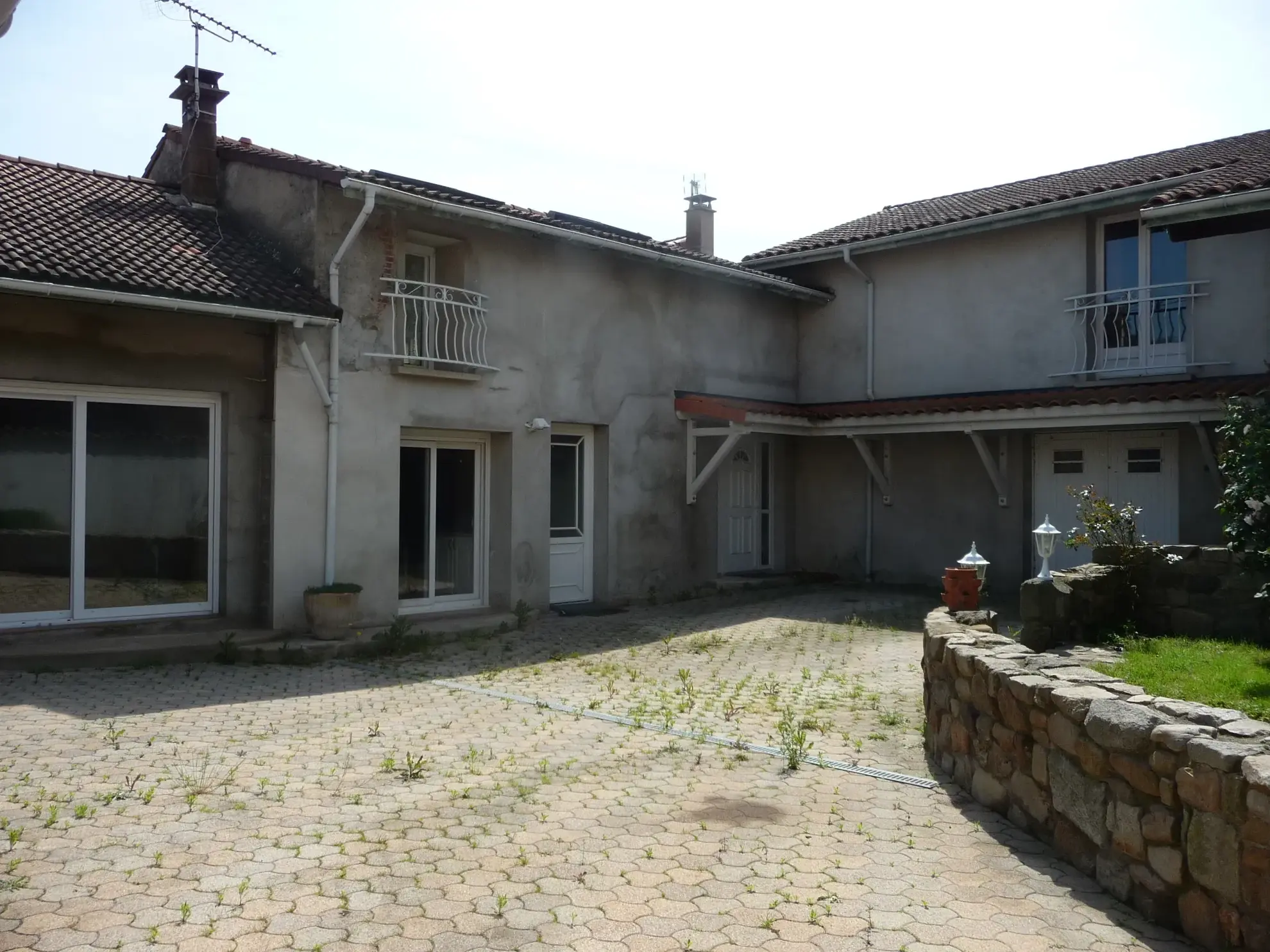 Magnifique maison familiale de 149 m2 à Saint Romain le Puy avec dépendances et jardin 