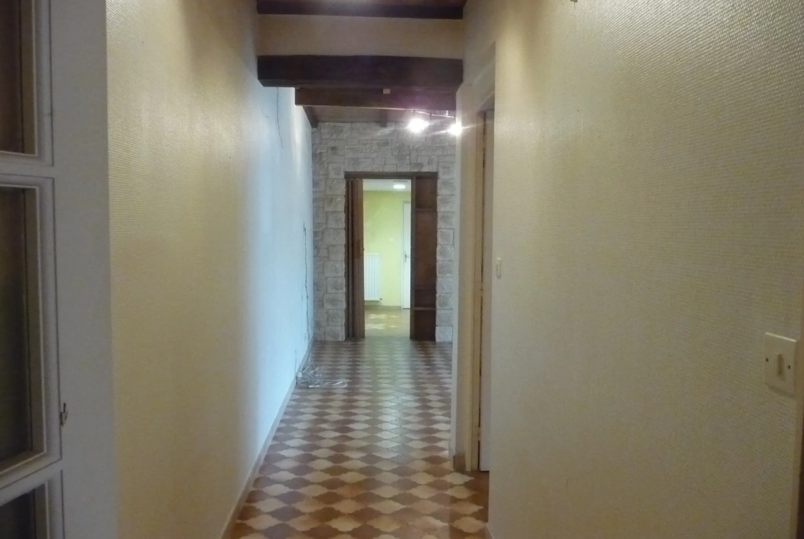 Magnifique maison familiale de 149 m2 à Saint Romain le Puy avec dépendances et jardin 