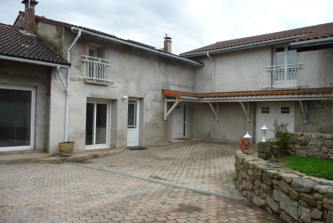 Magnifique maison familiale de 149 m2 à Saint Romain le Puy avec dépendances et jardin 