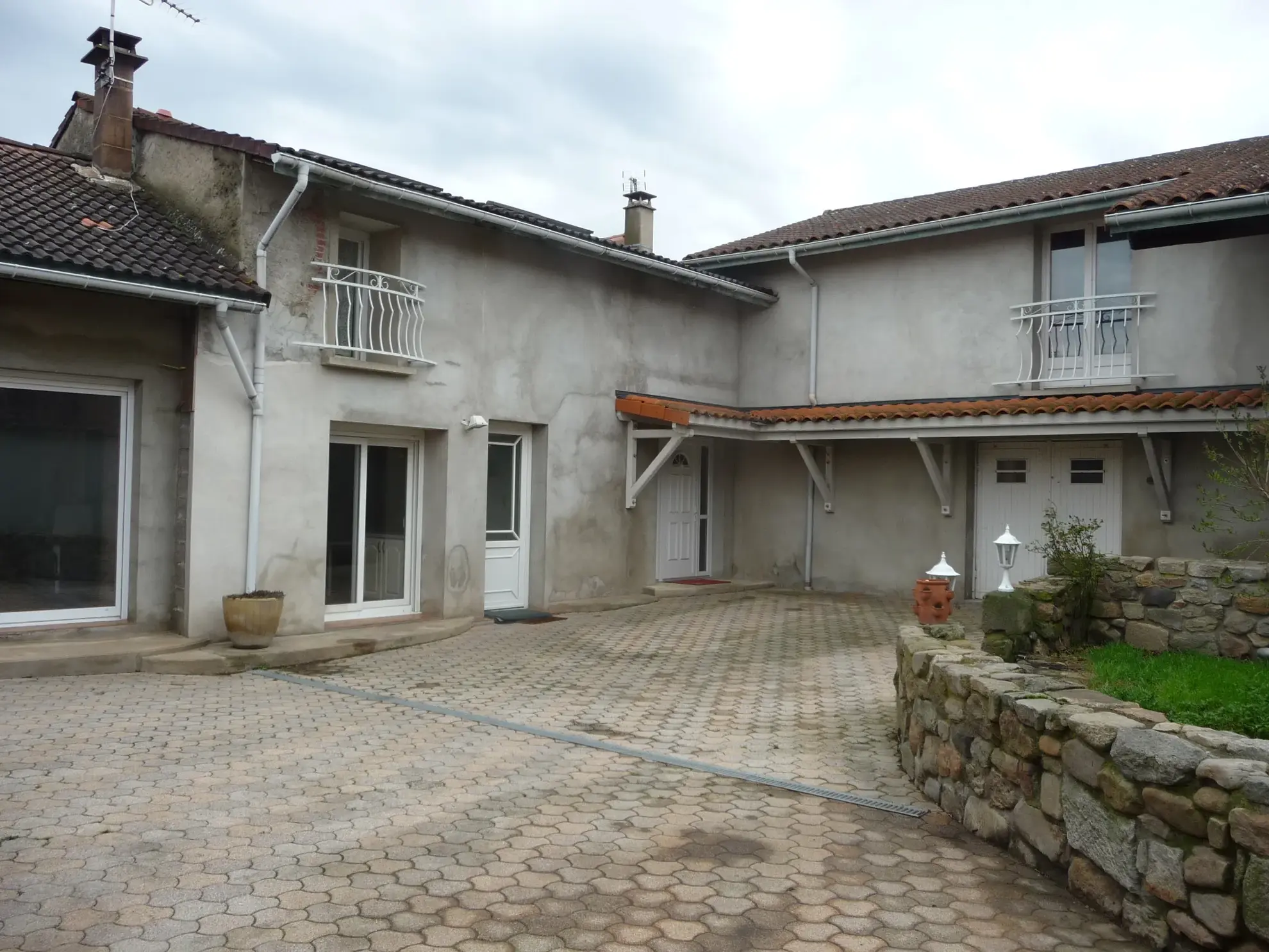 Magnifique maison familiale de 149 m2 à Saint Romain le Puy avec dépendances et jardin 