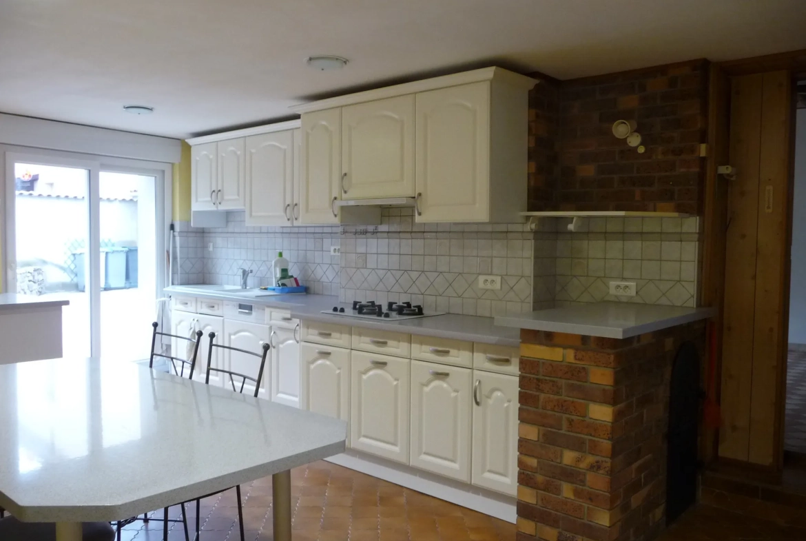Magnifique maison familiale de 149 m2 à Saint Romain le Puy avec dépendances et jardin 