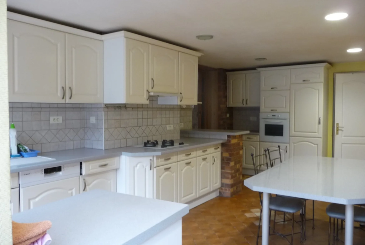 Magnifique maison familiale de 149 m2 à Saint Romain le Puy avec dépendances et jardin 