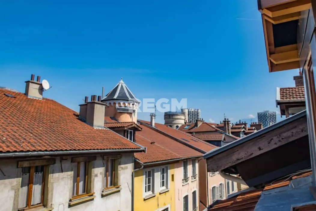 Studio meublé à vendre au cœur de Grenoble avec vue sur la Bastille 
