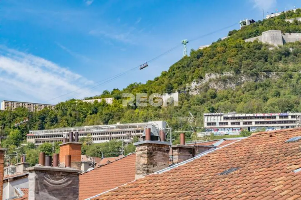 Studio meublé à vendre au cœur de Grenoble avec vue sur la Bastille 