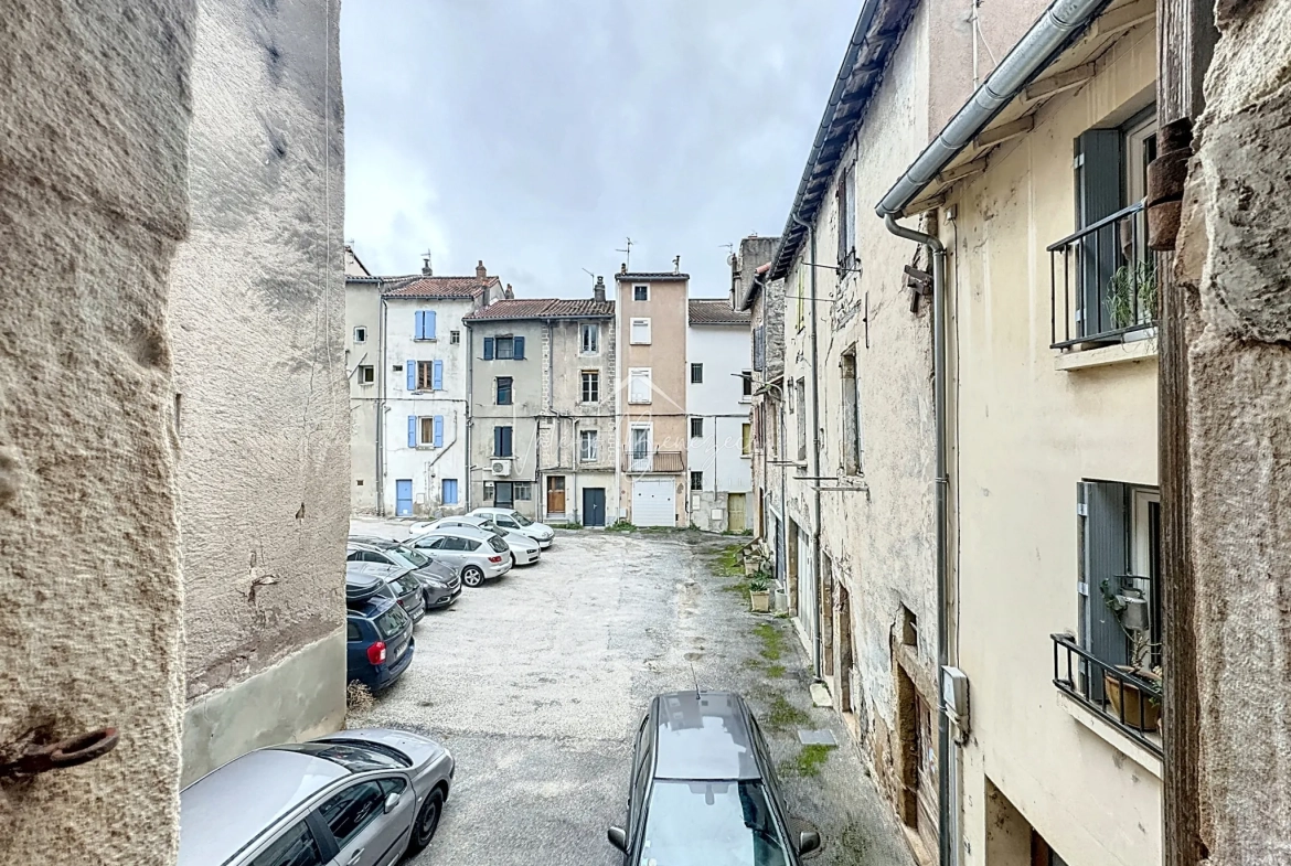 Maison en pierres à Saint-Affrique avec potentiel de rénovation en centre-ville 
