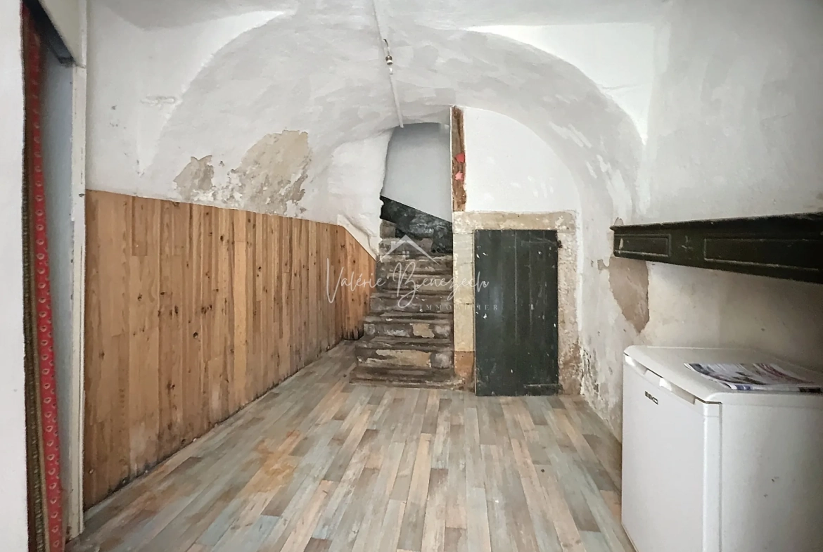 Maison en pierres à Saint-Affrique avec potentiel de rénovation en centre-ville 