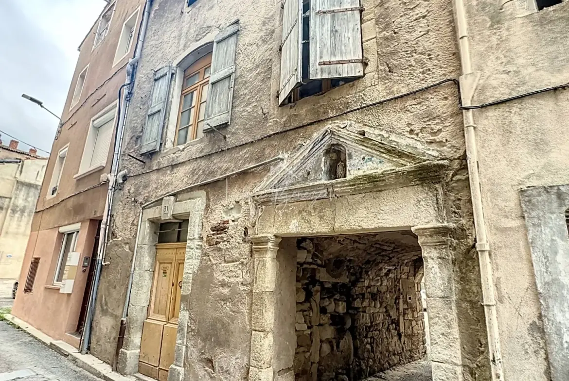 Maison en pierres à Saint-Affrique avec potentiel de rénovation en centre-ville 