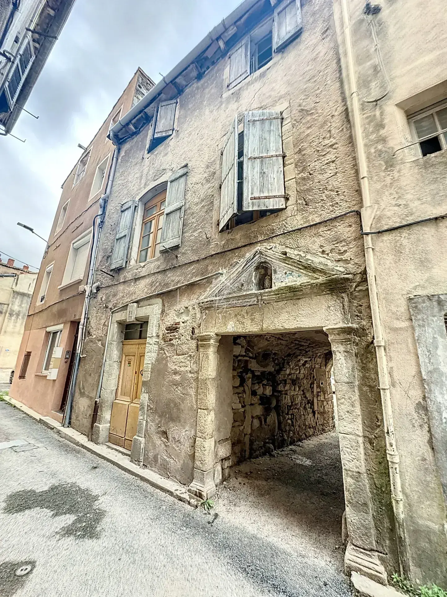 Maison en pierres à Saint-Affrique avec potentiel de rénovation en centre-ville 