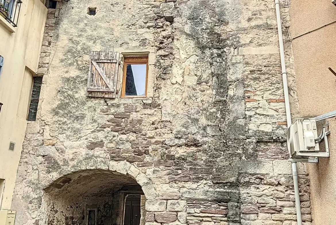 Maison en pierres à Saint-Affrique avec potentiel de rénovation en centre-ville 