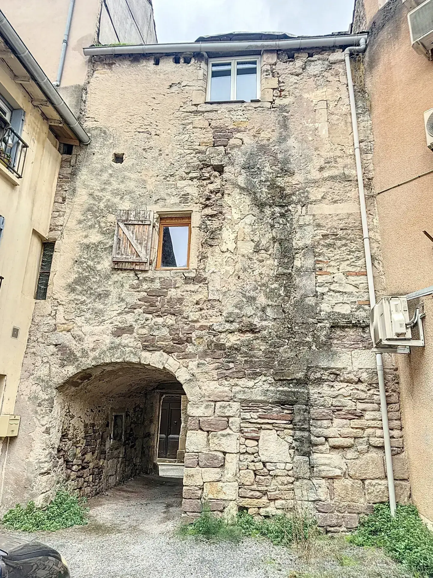 Maison en pierres à Saint-Affrique avec potentiel de rénovation en centre-ville 