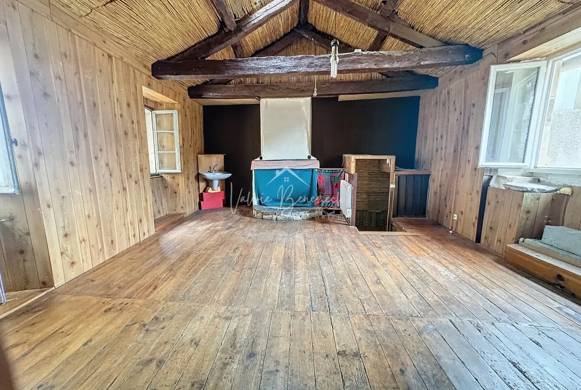 Maison en pierres à Saint-Affrique avec potentiel de rénovation en centre-ville 