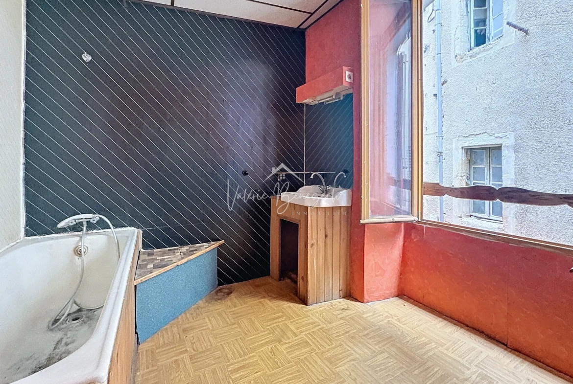 Maison en pierres à Saint-Affrique avec potentiel de rénovation en centre-ville 