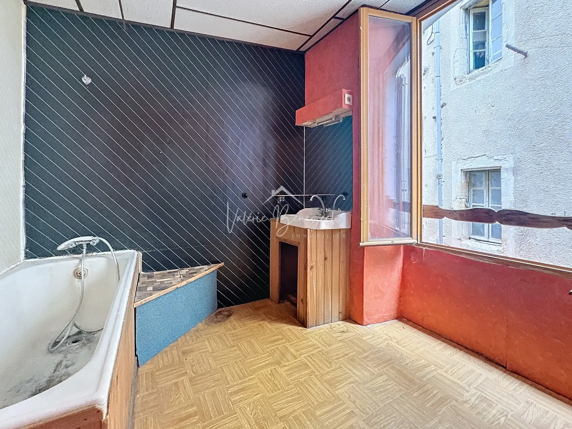 Maison en pierres à Saint-Affrique avec potentiel de rénovation en centre-ville 