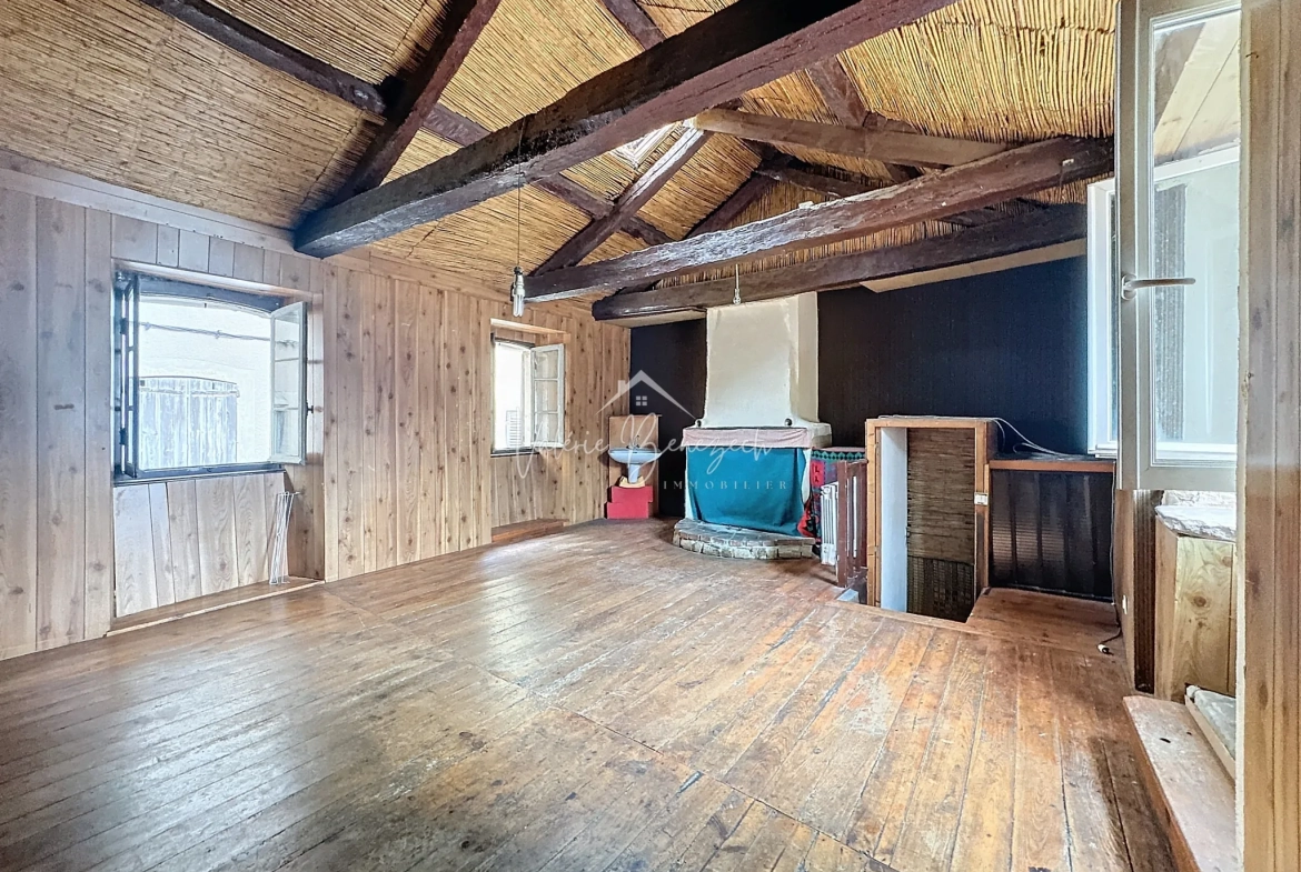 Maison en pierres à Saint-Affrique avec potentiel de rénovation en centre-ville 
