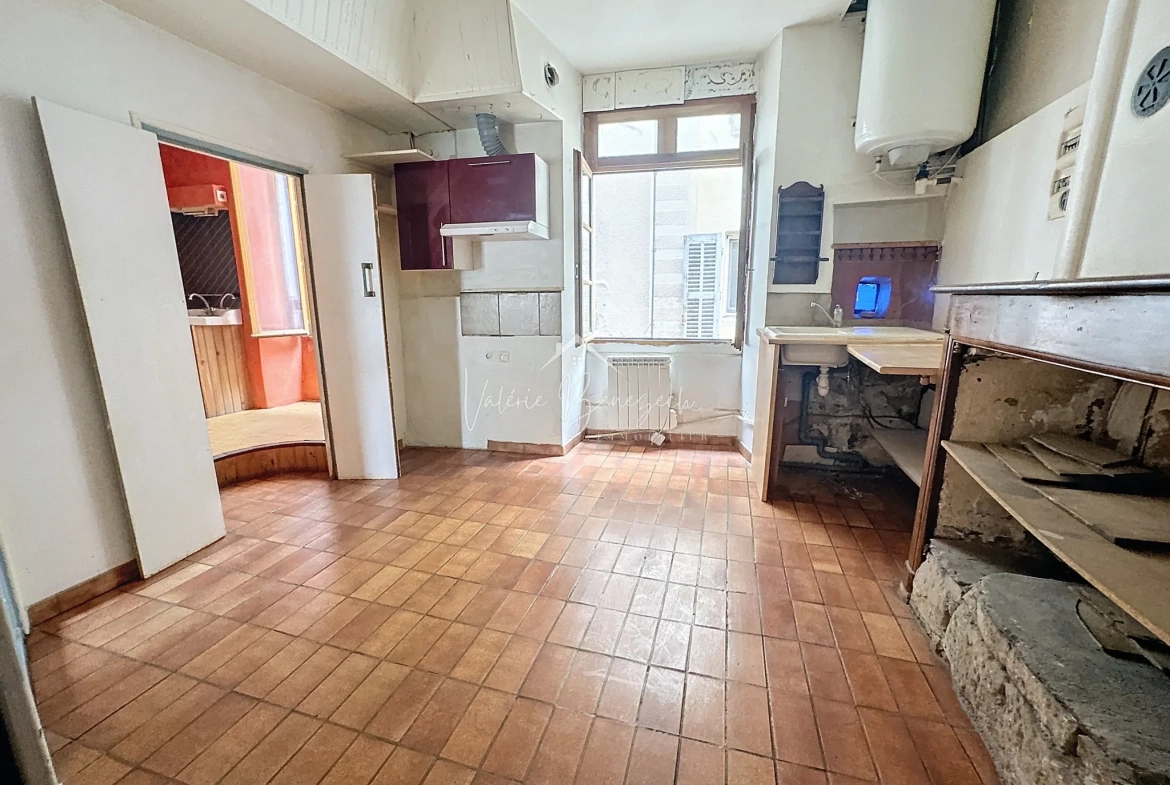 Maison en pierres à Saint-Affrique avec potentiel de rénovation en centre-ville 